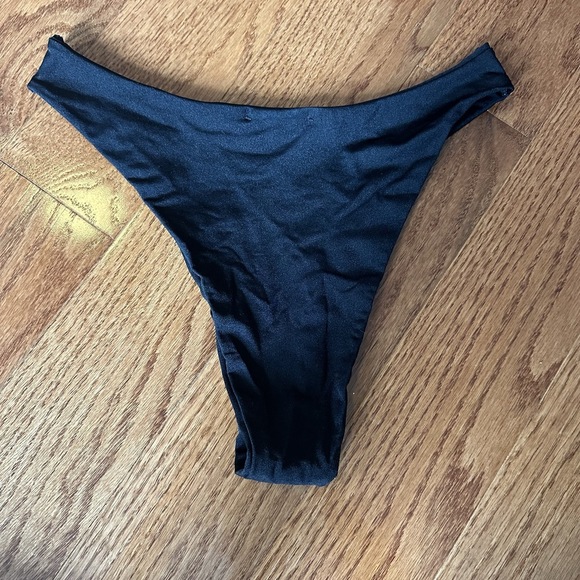 Pretty Little Thing Black Bikini Bottom - Picture 3 of 4